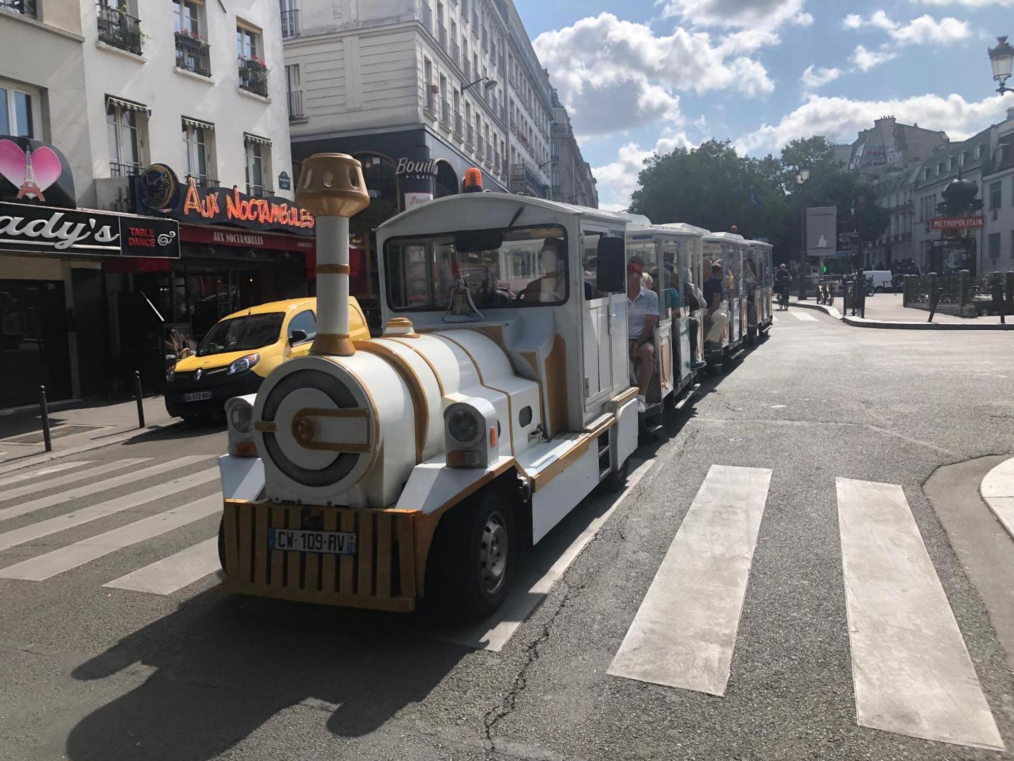 Studio Pigalle De 25 M2 - 2 Lits Simples Type Gigogne Pour 2 Personnes - Coeur Touristique De Paris - 2 Minutes De La Station Metro Pigalle ,Petit Train Vers La Butte Montmartre-Cabarets Moulin Rouge,Chez Michou-Restaurants Bouillon Pigalle,Berliner Экстерьер фото